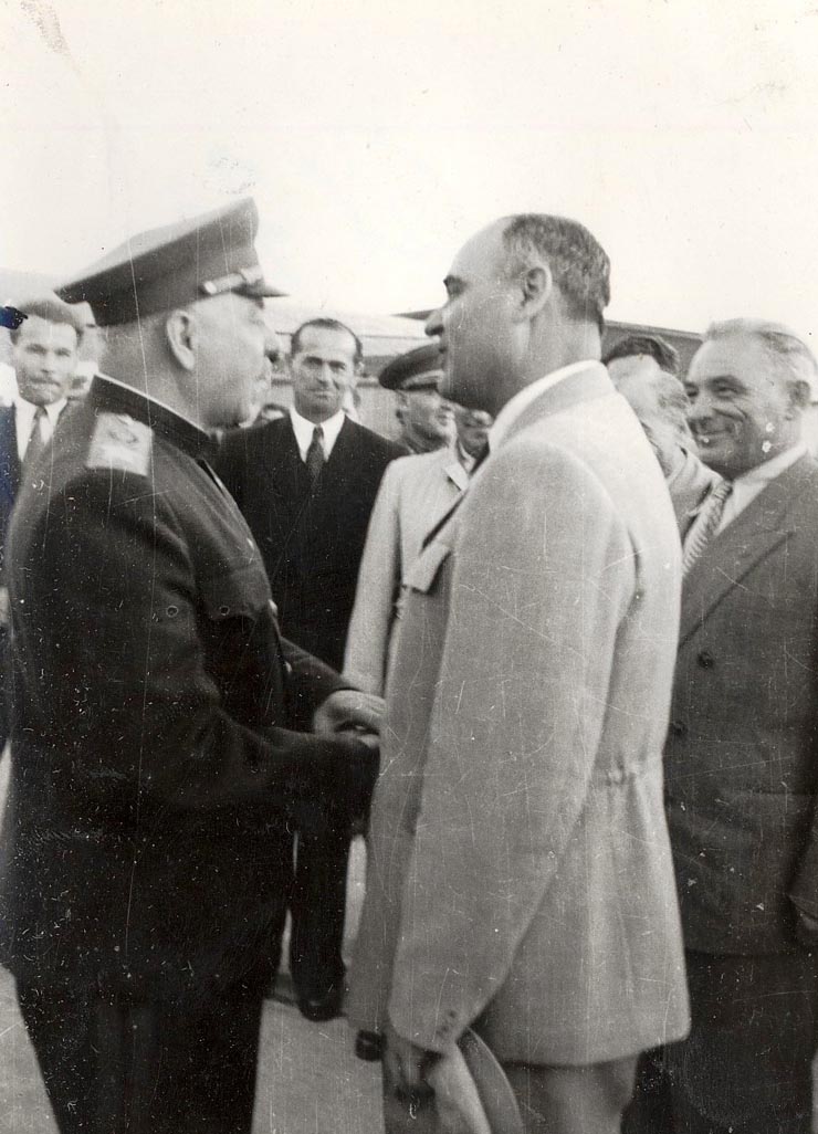 Gheorghe Gheorghiu –Dej (alături de Al. Moghioroş, Gh. Pintilie, Vasile Luca), dând mâna cu mareşalul K.E. Vorosilov, conducătorul delegaţiei guvernamentale sovietice, care a părăsit ţara noastră după vizita făcută cu prilejul sărbătoririi zilei de 23 august 1951 (Aeroportul Băneasa. (25.08.1951).