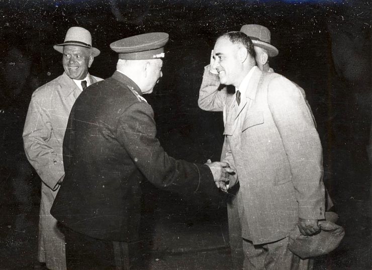 Gheorghe Gheorghiu –Dej (alături de Petru Groza), dând mâna cu mareşalul K.E. Vorosilov, conducătorul delegaţiei guvernamentale sovietice, care a părăsit ţara noastră după vizita făcută cu prilejul sărbătoririi zilei de 23 august 1951 (Aeroportul Băneasa). (25.08.1951).