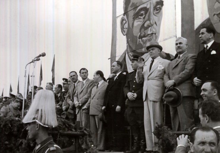 Gheorghe Gheorghiu –Dej, Petru Groza, Gh. Tătărăscu, Kavtaradze, Sasaikov, Th. Georgescu, L. Pătrăşcanu, Vasiliu Răşcanu, M. Ralea în tribuna oficială, primind demonstraţia oamenilor muncii cu prilejul zilei de 1 Mai 1946 (Piaţa Victoriei). (01.05.1946).