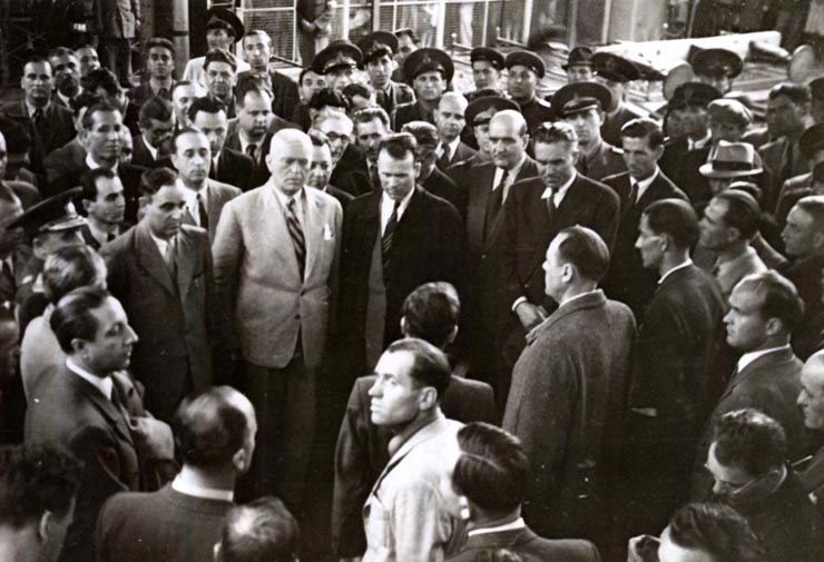 Gheorghe Gheorghiu –Dej, Petru Groza, Chivu Stoica, Bemachi, ş.a., participă la festivitatea din Gara de Nord, unde muncitorii ceferişti predau guvernului democrat un tren, dar pregătit de ei în cinstea zilei de 1 Mai. (02.05.1946).