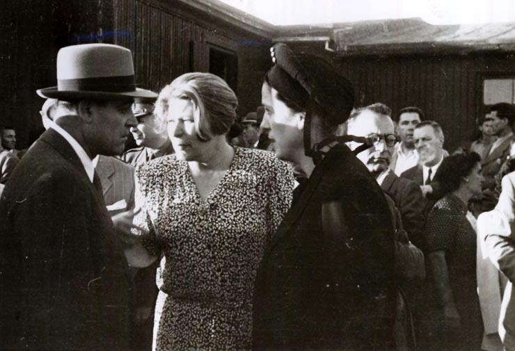 Gheorghe Gheorghiu –Dej pe Aeroportul Băneasa înainte de plecare la Conferinţa de Pace de la Paris, întreţinându-se cu Ana Pauker şi Florica Bagdasar. (11.08.1946).
