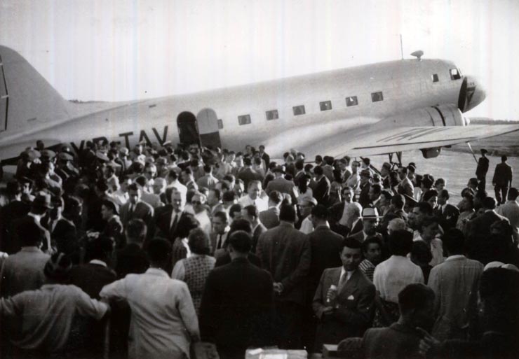 Aspecte de la Aeroportul Băneasa înainte de plecarea delegaţiei guvernamentale române care a participat la Conferinţa de Pace de la Paris. (11.08.1946).
