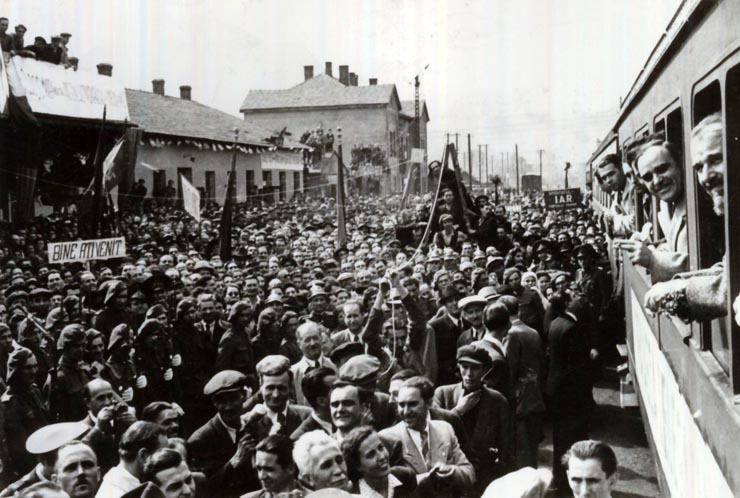 Trenul cu membrii delegaţiei guvernamentale române care a participat la Conferinţa de Pace de la Paris se înapoiază în ţară. Aspect din Gara Predeal.(21.09.1946).