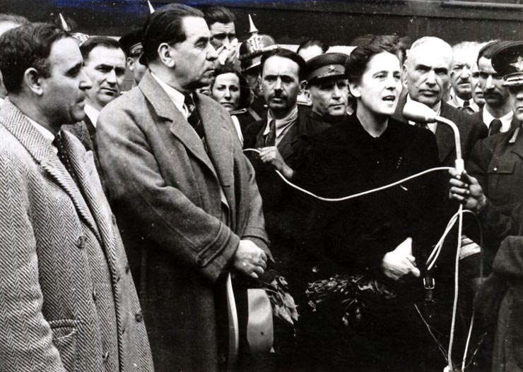 Gheorghe Gheorghiu –Dej, Gh. Tătărăscu, Florica Bagdasar, membrii delegaţiei guvernamentale române la Conferinţa de Pace de la Paris în drum spre Capitală, la mitingul din Gara Predeal, unde a luat cuvântul Florica Bagdasar. (21.09.1946).