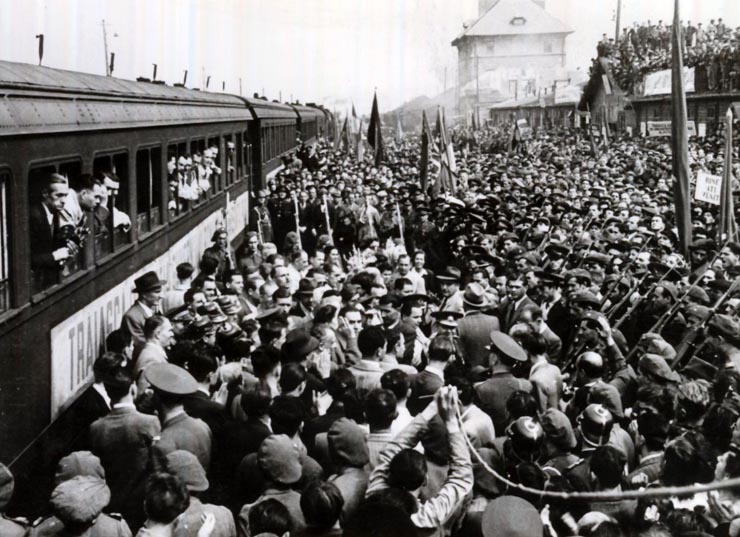 Aspect de la primirea făcută în Gara Predeal membrilor delegaţiei guvernamentale române care au participat la Conferinţa de Pace de la Paris. (21.09.1946).