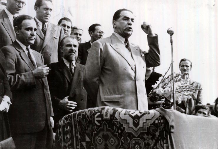 Gheorghe Gheorghiu –Dej, Şt. Voitec, Gh. Tătărăscu şi alţi membrii ai delegaţiei române la Conferinţa Păcii de la Paris se întorc în ţară. Aspect din Gara Ploieşti-Vest unde a avut loc un miting cu acest prilej. (21.09.1946).