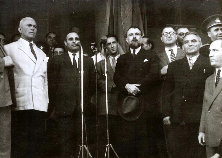 Gheorghe Gheorghiu –Dej vorbind pe peronul Gării Băneasa cu prilejul înapoierii în ţară de la Conferinţa Păcii de la Paris. Sunt de faţă: P. Groza, Th. Georgescu, V. Luca, Şt. Voitec. (21.09.1946).