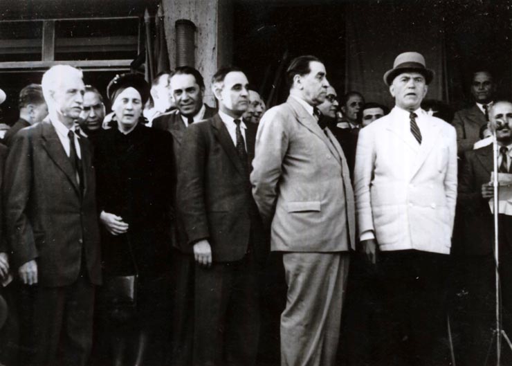 Gheorghe Gheorghiu –Dej, Şt. Voitec, Acad. Gh. Nicolau, Fl. Bagdasar, Gh. Tătărăscu, P. Groza, membrii ai delegaţiei române la Conferinţa Păcii de la Paris, la sosirea în Gara Băneasa. (21.09.1946).