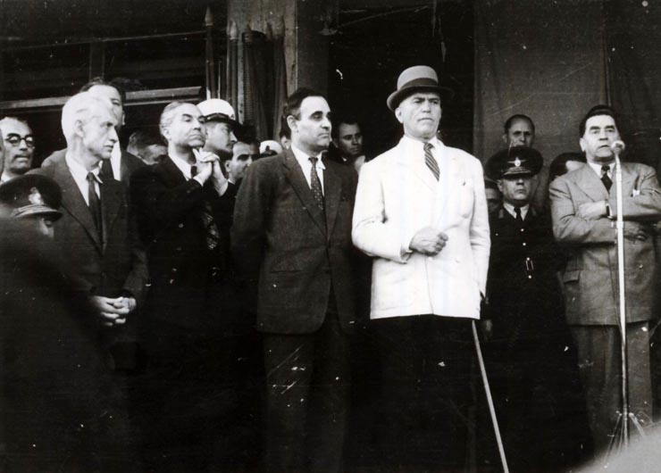 Gheorghe Gheorghiu –Dej, Gh. Tătărăscu, P. Groza, Acad. Gh. Nicolau, G-ral V. Răşcanu, Petre Constantinescu-Iaşi, ş.a. în Gara Băneasa, la întoarcerea de participat la Conferinţa Păcii de la Paris (delegaţia a fost întâmpinată de P. Groza, conducători de partid şi de stat, de numeroşi oameni ai muncii). (21.09.1946).