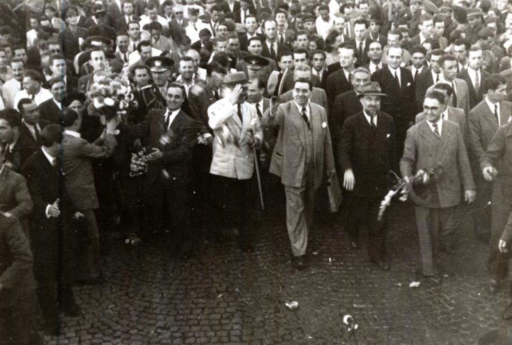 Miting în Gara Băneasa cu prilejul întoarcerii în ţară a delegaţiei române care a participat la Conferinţa Păcii de la Paris. Din delegaţie au făcut parte: Gh. Gheorghiu–Dej, Şt. Voitec, I.G. Maurer, P. Groza, Gh. Tătărăscu, G-ral Dămăceanu, V. Luca, S. Zeiger. (21.09.1946).