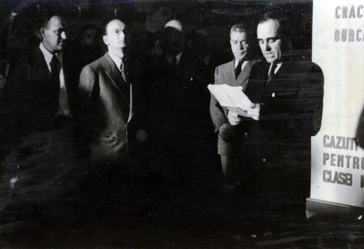 Dej vorbind la sala „Dalles” cu ocazia deschiderii expoziţiei „Refacerea şi dezvoltarea căilor ferate”. Sunt prezenţi: E. Bodnăraş, S. Zeiger, ş.a. (25.09.1946).