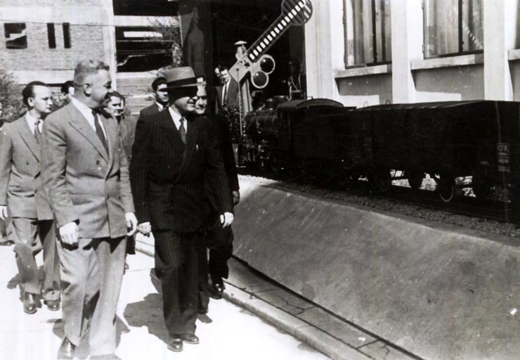 În prezenţa lui Gh. Gheorghiu–Dej s-a deschis la 25.09.1946 la sala „Dalles” expoziţia „Refacerea şi dezvoltarea căilor ferate”. Sunt prezenţi: E. Bodnăraş, S. Zeiger, ş.a. (25.09.1946).