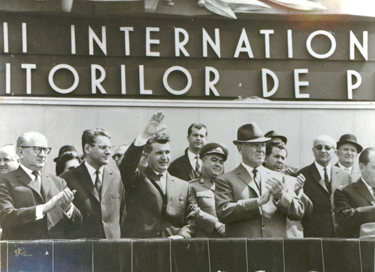 Aspecte de la tribuna centrală, în timpul demonstraţiei oamenilor muncii, cu ocazia zilei de 1 Mai în Bucureşti. (1 mai 1967)