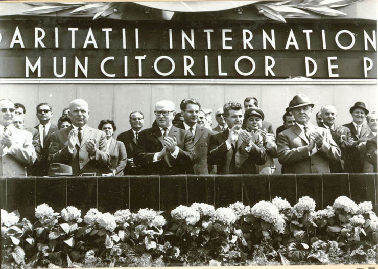Aspecte de la tribuna centrală, în timpul demonstraţiei oamenilor muncii, cu ocazia zilei de 1 Mai în Bucureşti. (1 mai 1967)