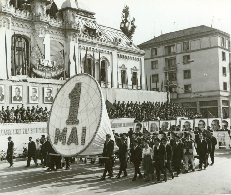 Aspecte de la demonstraţia oamenilor muncii, cu ocazia zilei de 1 Mai, la Craiova. (1 mai 1967)