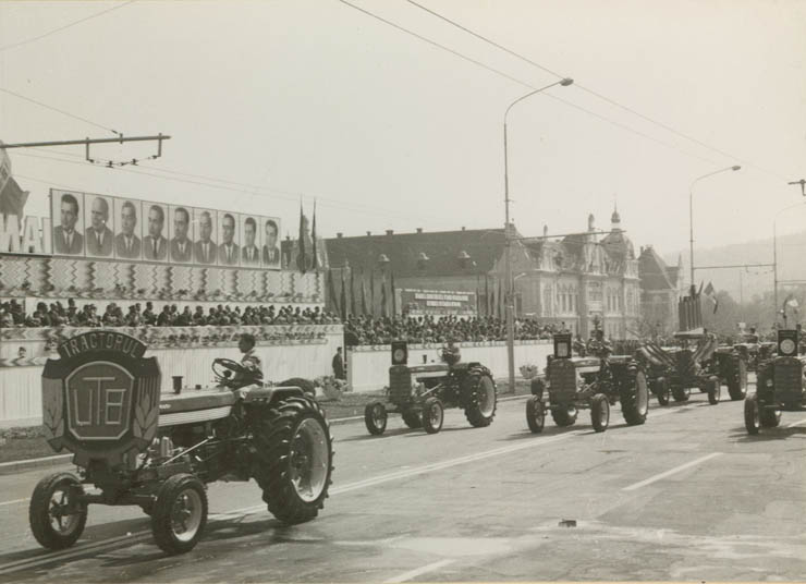 Aspecte de la demonstraţia oamenilor muncii, cu ocazia zilei de 1 Mai, la Braşov. (1 mai 1967)