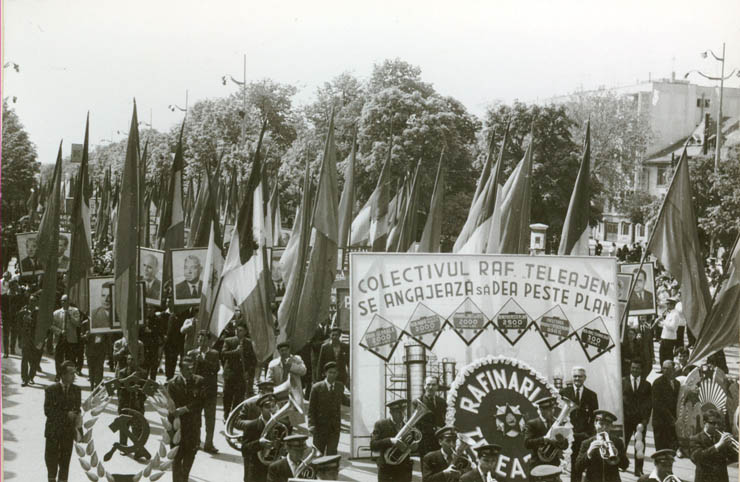 Aspecte de la demonstraţia oamenilor muncii, cu ocazia zilei de 1 Mai, la Ploieşti. (1 mai 1967)