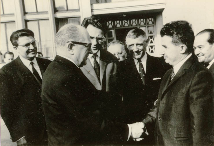 Aspecte de la plecarea din ţara noastră a delegaţiei Partidului Socialist Francez. (S.F.I.O.) condusă de Guy Mollet. (2 mai 1967)