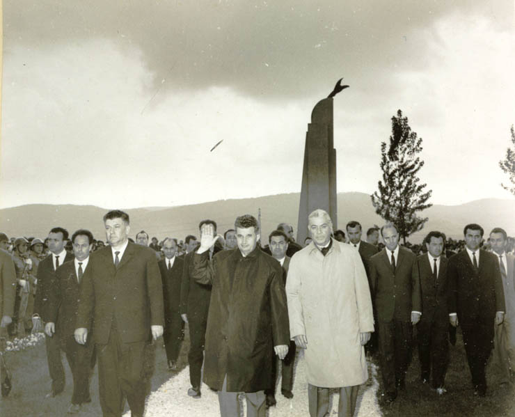 Aspecte din timpul vizitei conducătorilor de partid şi de stat în regiunea Ploieşti, monumentul lui Aurel Vlaicu. (11-13 mai 1967) 