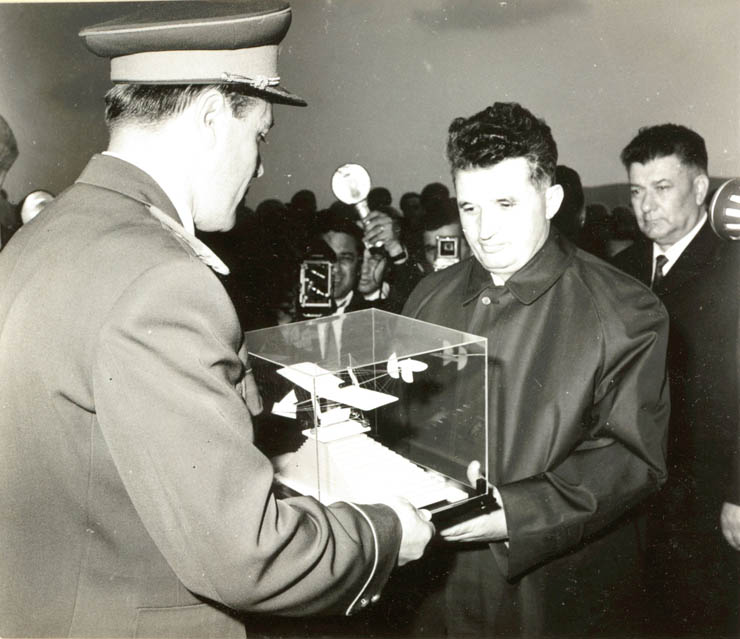 Aspecte din timpul vizitei conducătorilor de partid şi de stat în regiunea Ploieşti, monumentul lui Aurel Vlaicu. (11-13 mai 1967) 