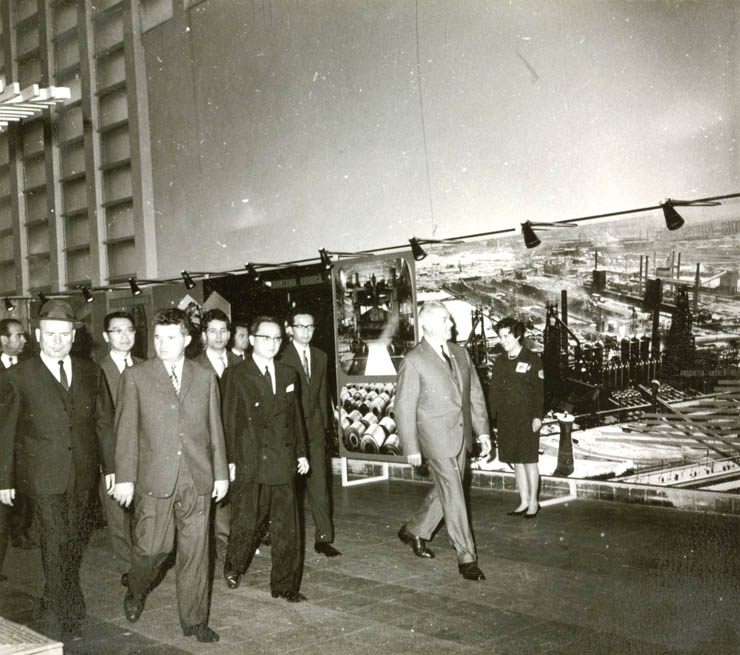 Membri ai conducerii de partid şi de stat vizitând expoziţia industrială japoneză de la Bucureşti. (29 mai 1967)