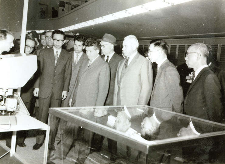 Membri ai conducerii de partid şi de stat vizitând expoziţia industrială japoneză de la Bucureşti. (29 mai 1967)