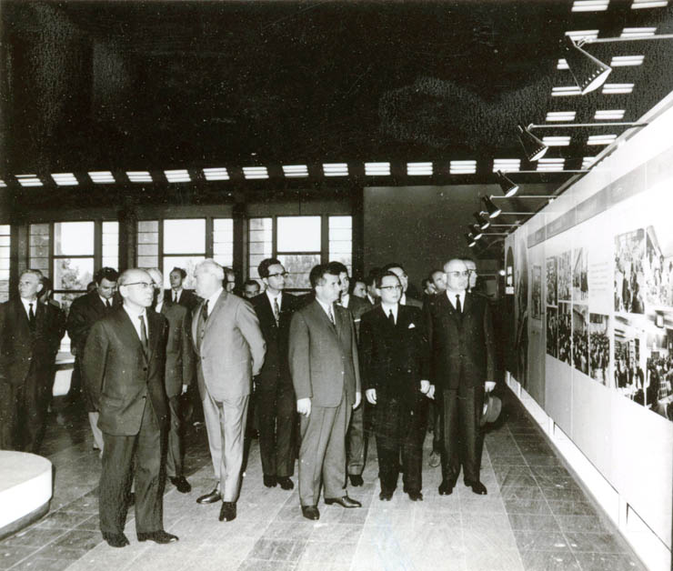 Membri ai conducerii de partid şi de stat vizitând expoziţia industrială japoneză de la Bucureşti. (29 mai 1967)