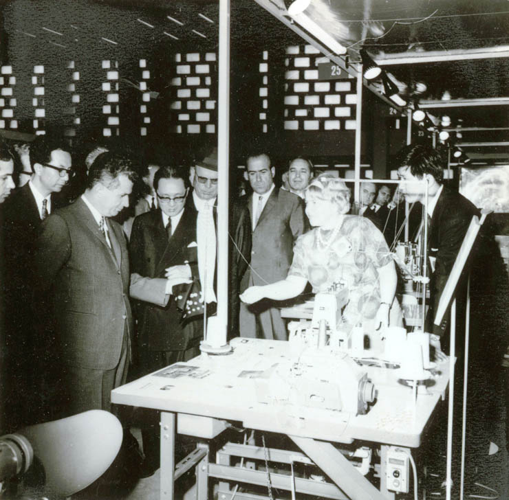 Membri ai conducerii de partid şi de stat vizitând expoziţia industrială japoneză de la Bucureşti. (29 mai 1967)