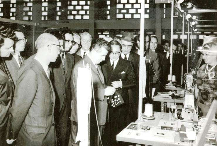 Membri ai conducerii de partid şi de stat vizitând expoziţia industrială japoneză de la Bucureşti.(29 mai 1967)