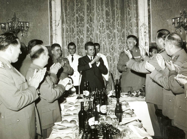 Nicolae Ceauşescu la recepţia ce a avut loc cu prilejul Adunării activului de bază al Forţelor Armate ale României. (30-31 mai 1967)