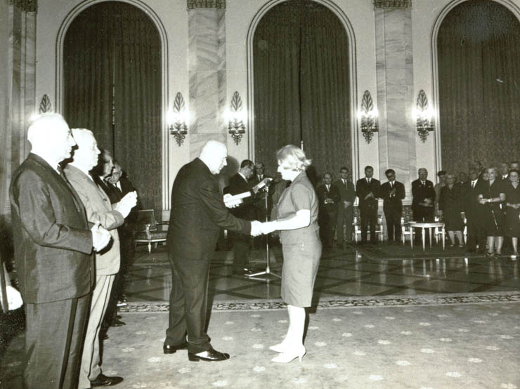 Înmânarea unor ordine şi titluri, la Consiliul de Stat, cu prilejul Zilei Învăţătorului. (29 iunie 1967)