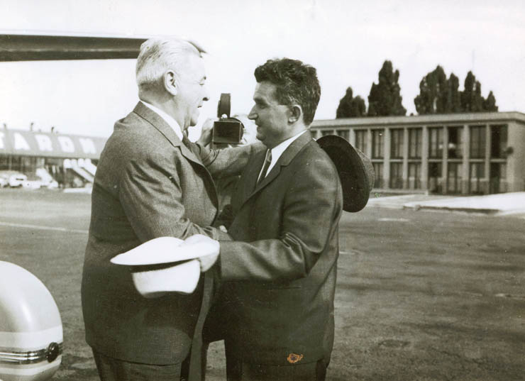 Nicolae Ceauşescu şi Ion Gh. Maurer, la înapoierea delegaţiei României de la sesiunea extraordinară a Adunării Generale a O.N.U. (29 iunie 1967)