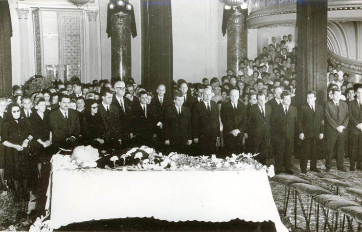 Membri ai conducerii de partid şi de stat la catafalcul lui Tudor Arghezi. (17 iulie 1967)