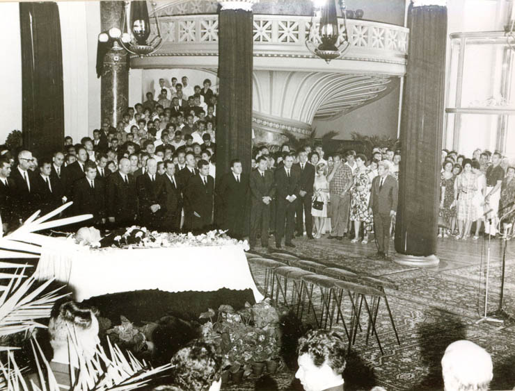 Membri ai conducerii de partid şi de stat la catafalcul lui Tudor Arghezi. (17 iulie 1967)