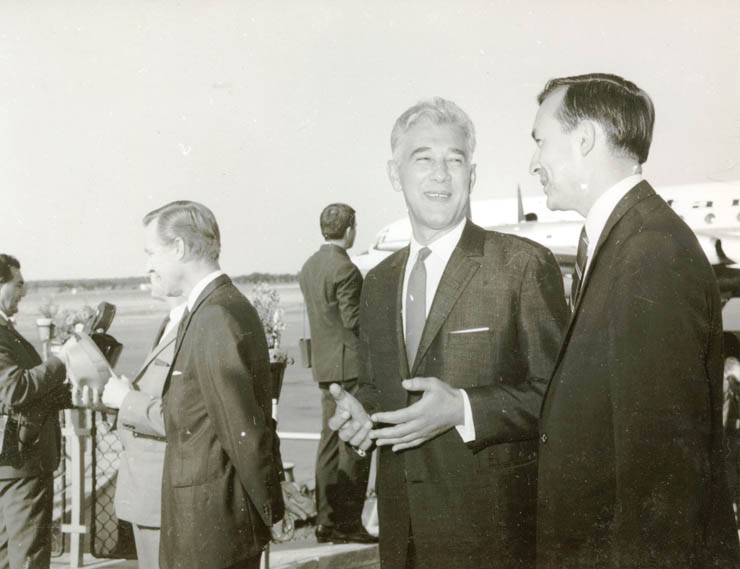 Membri ai conducerii de partid şi de stat la aeroportul Băneasa, cu prilejul înapoierii din Olanda a lui Ion Gh. Maurer. (21 iulie 1967)