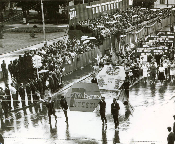 Demonstraţia oamenilor muncii din Piteşti, cu prilejul aniversării zilei de 23 august 1944. (23 august 1967)