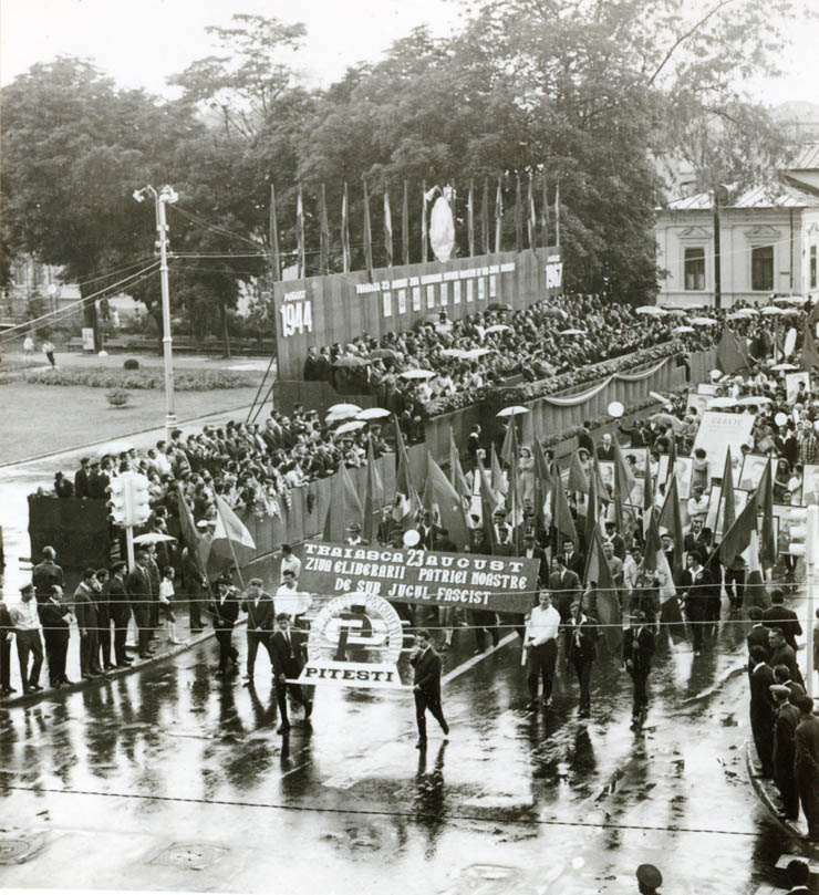 Demonstraţia oamenilor muncii din Piteşti, cu prilejul aniversării zilei de 23 august 1944. (23 august 1967)