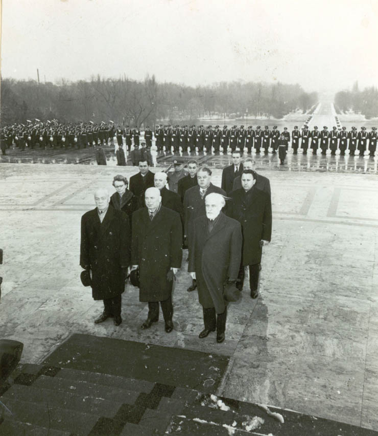 Emil Bodnăraş, Chivu Stoica, Ştefan Voitec şi alţi conducători de partid şi de stat la comemorarea a 10 ani de la moartea dr. Petru Groza. (7 ianuarie 1968)