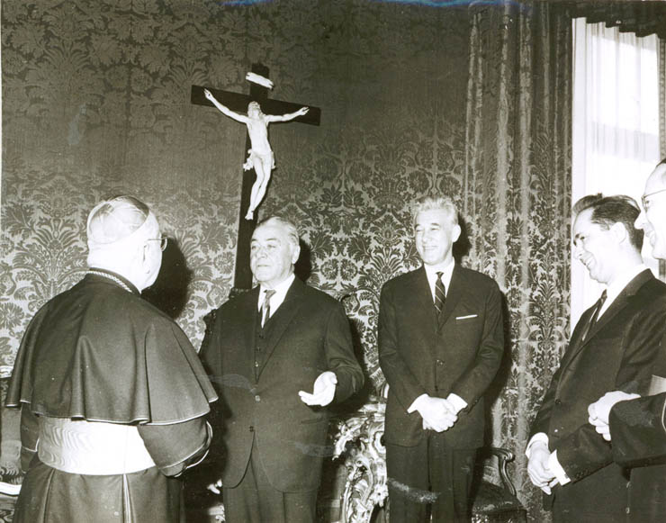 Miercuri, 24 ianuarie 1968, papa Paul al VI-lea a primit în audienţă neoficială pe Ion Gh. Maurer, Corneliu Mănescu şi Cornel Burtică. (24 ianuarie 1968)