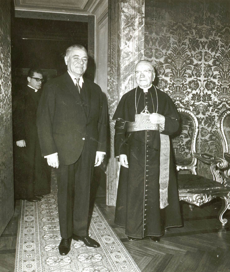 Miercuri, 24 ianuarie 1968, papa Paul al VI-lea a primit în audienţă neoficială pe Ion Gh. Maurer, Corneliu Mănescu şi Cornel Burtică. (24 ianuarie 1968)