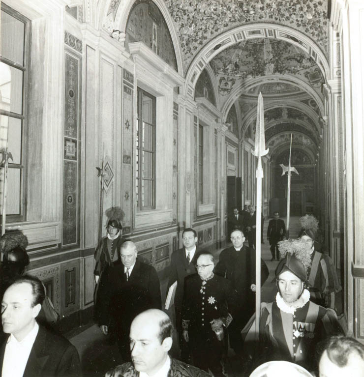 Miercuri, 24 ianuarie 1968, papa Paul al VI-lea a primit în audienţă neoficială pe Ion Gh. Maurer, Corneliu Mănescu şi Cornel Burtică. (24 ianuarie 1968)
