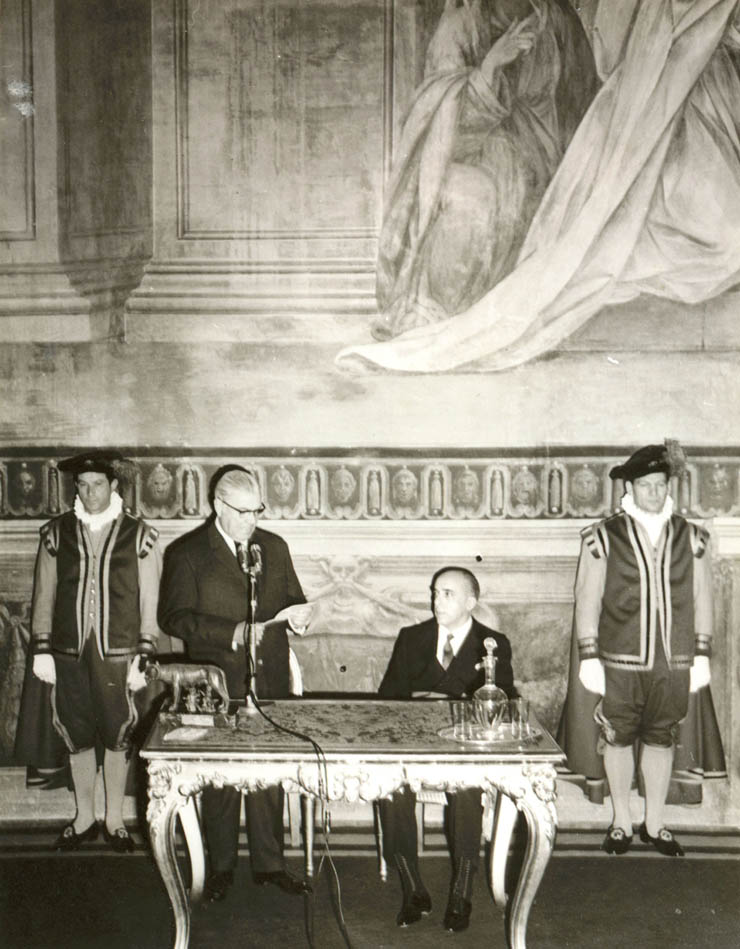 Ion Gh. Maurer este primit de primarul Romei, în cursul vizitei oficiale întreprinse în Italia.(ianuarie 1968)