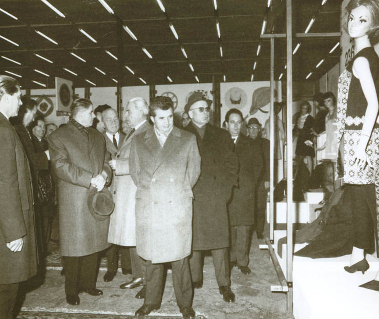 Vizita conducătorilor de partid şi de stat, în frunte cu Nicolae Ceauşescu, la Expoziţia cooperaţiei meşteşugăreşti. (1 martie 1968)