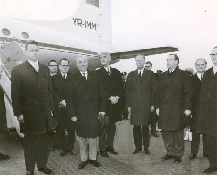Sosirea pe aeroportul Seutula din Helsinki a lui Ion Gh. Maurer şi Corneliu Mănescu, cu prilejul vizitei în Finlanda. (6 aprilie 1968)