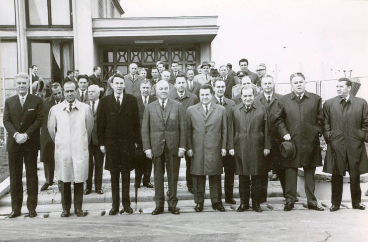 Ion Gh. Maurer şi Corneliu Mănescu, pe aeroportul Băneasa, înaintea plecării spre Stockholm, într-o vizită oficală în Suedia. (8 aprilie 1968)