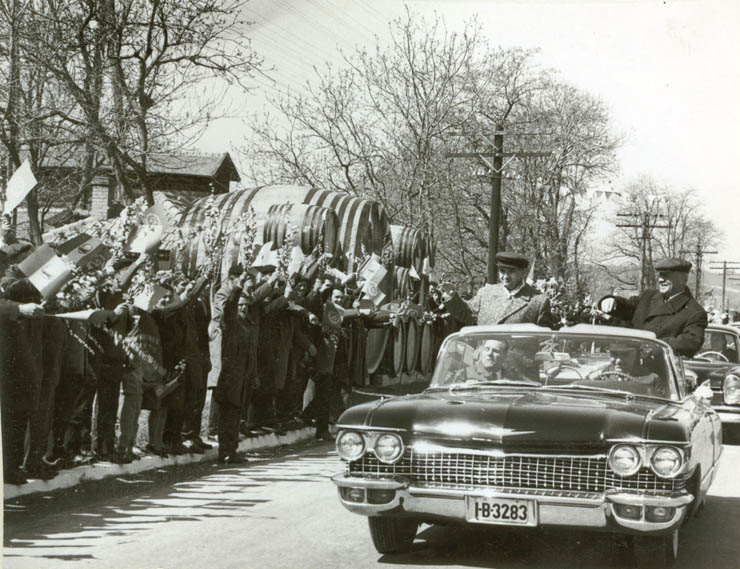 Sosirea la G.A.S. Murfatlar a conducătorilor de partid şi de stat, cu prilejul vizitei în jud. Constanţa. (12 aprilie 1968)