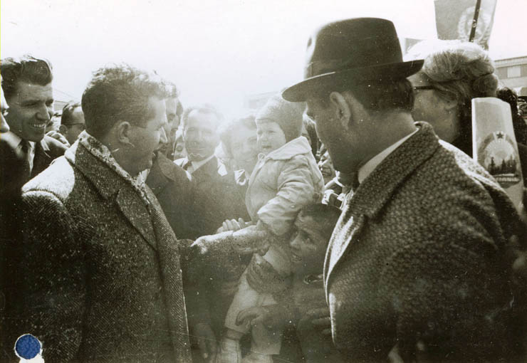 Nicolae Ceauşescu întreţinându-se cu cetăţenii din Medgidia, în timpul vizitei în jud. Constanţa.(aprilie 1968)