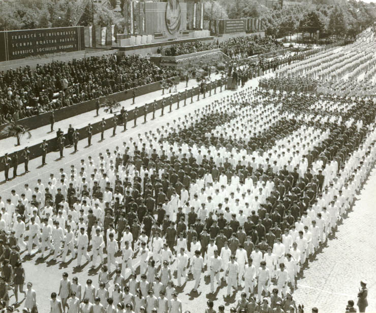Aspecte din timpul demonstraţiei oamenilor muncii din Bucureşti, cu prilejul zilei de 1 mai. (1 mai 1968)