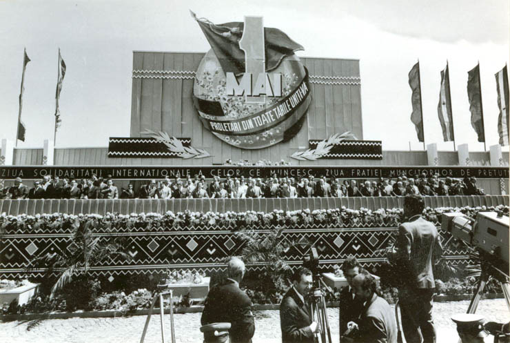 Aspecte din timpul demonstraţiei oamenilor muncii din Bucureşti, cu prilejul zilei de 1 mai. Vedere de la tribuna oficială.  (1 mai 1968)
