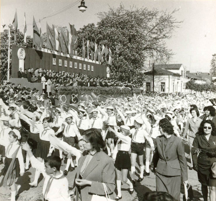 Aspecte din timpul demonstraţiei oamenilor muncii din Piteşti, cu prilejul zilei de 1 mai. (1 mai 1968)